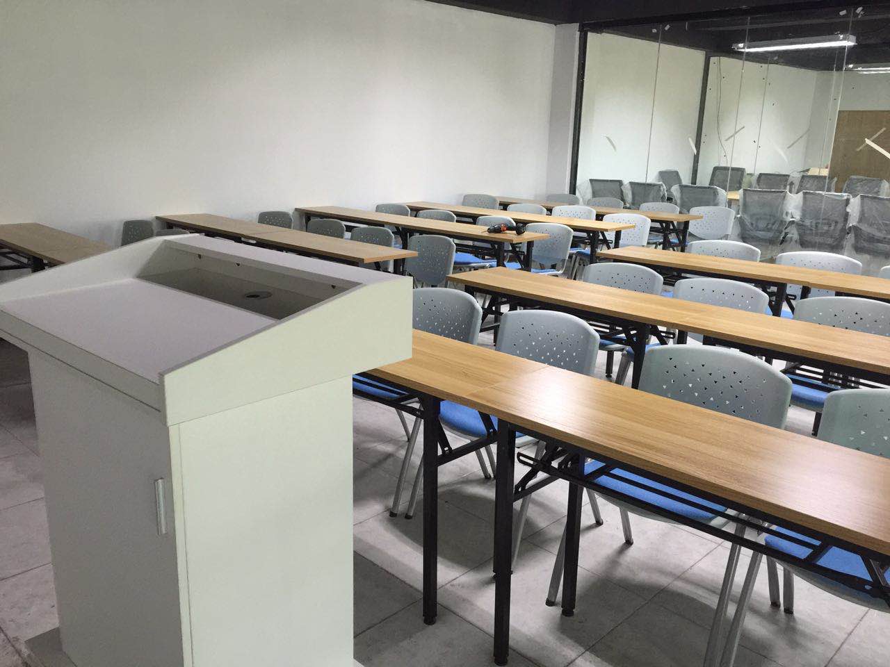 深圳办公家具厂家定做常用什么板材?